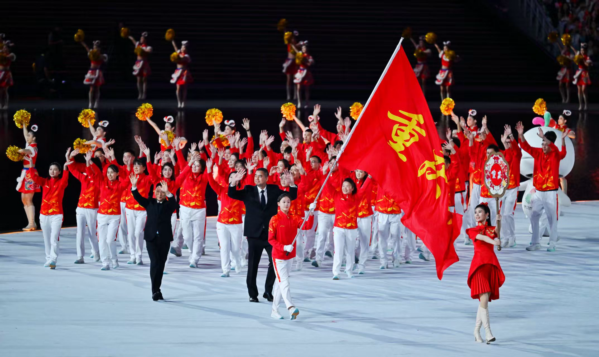 丁欣怡担任旗手 重庆市体育代表团在开幕式上亮相1.png