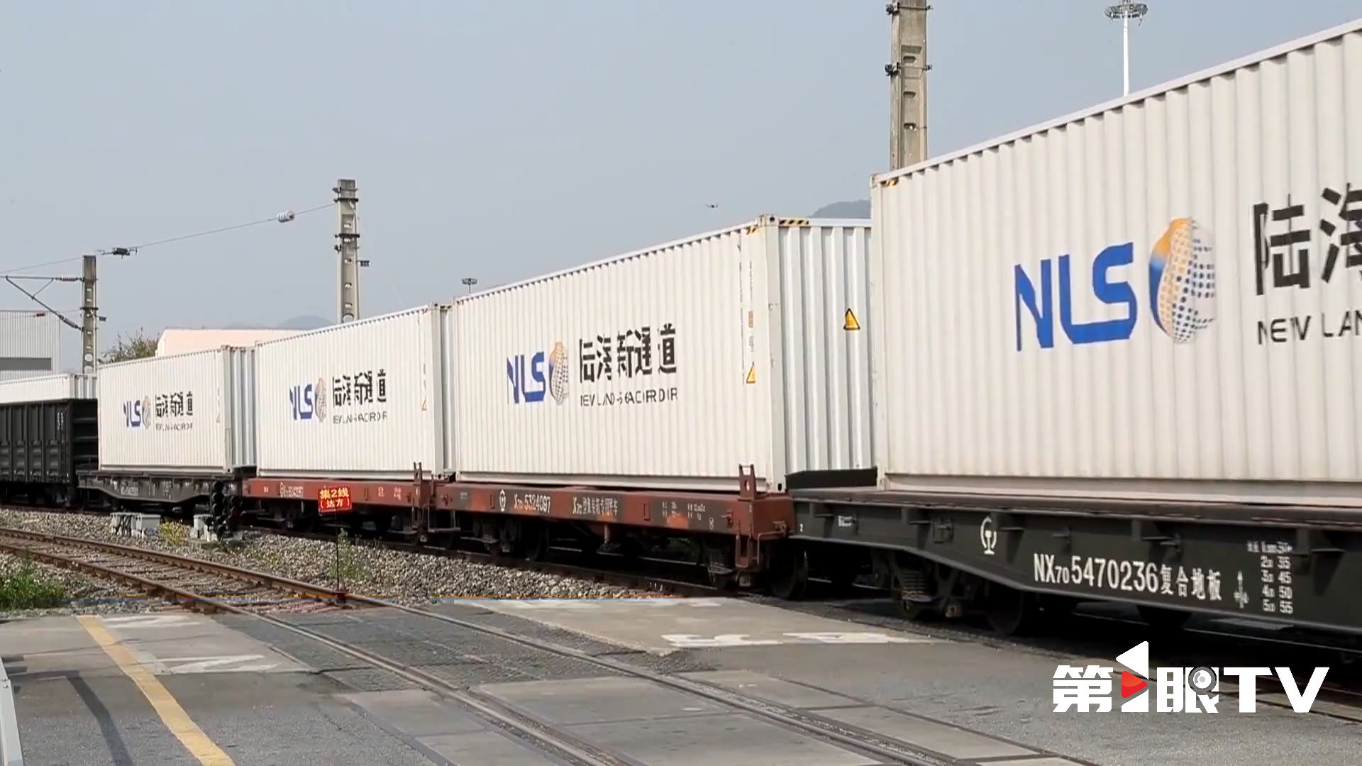 奋力谱写中国式现代化重庆篇章 “十四五” · 答卷 · 前三季度重庆外贸进出口总值超5800亿元1.png