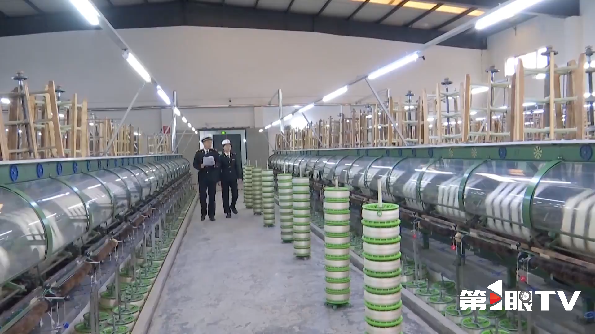 奋力谱写中国式现代化重庆篇章 “十四五” · 答卷 · 前三季度重庆外贸进出口总值超5800亿元4.png