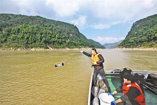 双重监测守护水环境1.jpg