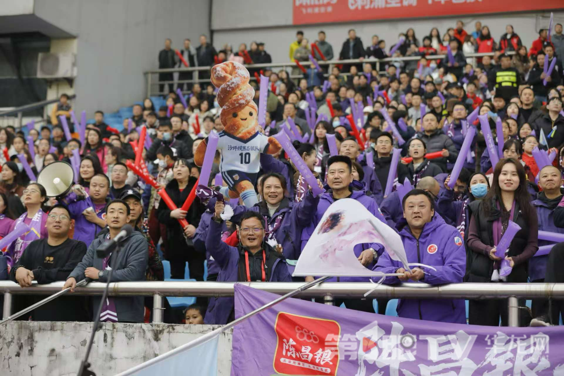 渝超联赛引爆山城足球热情 四万球迷见证奥体重回沸腾时刻4.png