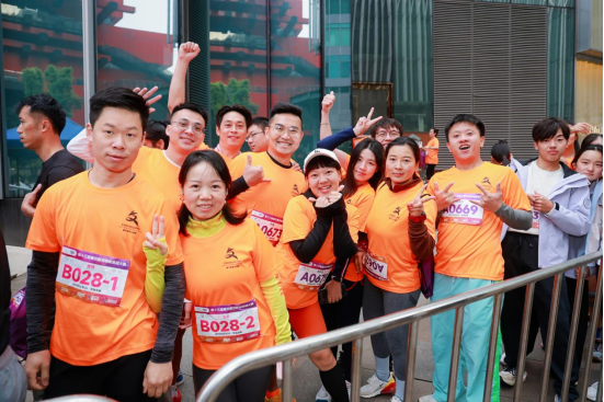 近千名选手垂直攀登山城之巅 第十三届重庆解放碑登高楼大赛圆满举行2.png