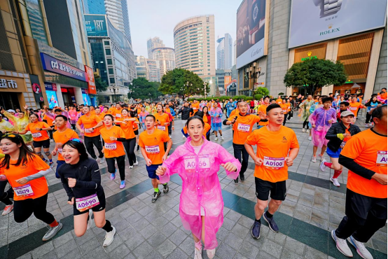 近千名选手垂直攀登山城之巅 第十三届重庆解放碑登高楼大赛圆满举行5.png