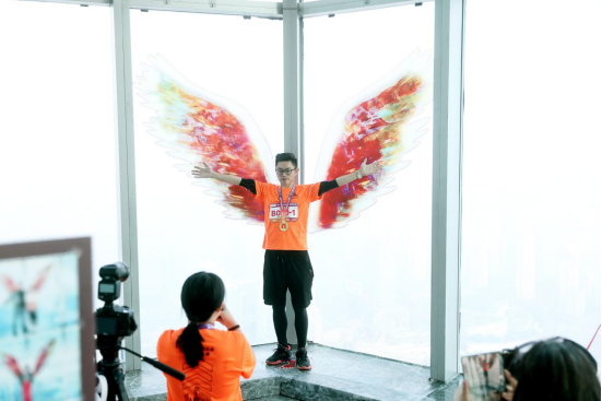 近千名选手垂直攀登山城之巅 第十三届重庆解放碑登高楼大赛圆满举行8.png