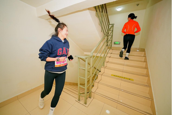 近千名选手垂直攀登山城之巅 第十三届重庆解放碑登高楼大赛圆满举行13.png