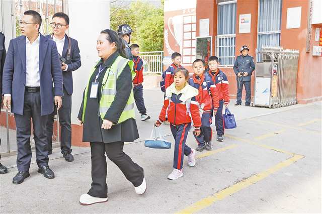 重庆开行400余条“希望专线” 600余辆农客车将近万名农村孩子安全送达学校2.jpg