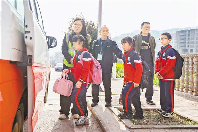 重庆开行400余条“希望专线” 600余辆农客车将近万名农村孩子安全送达学校3.jpg