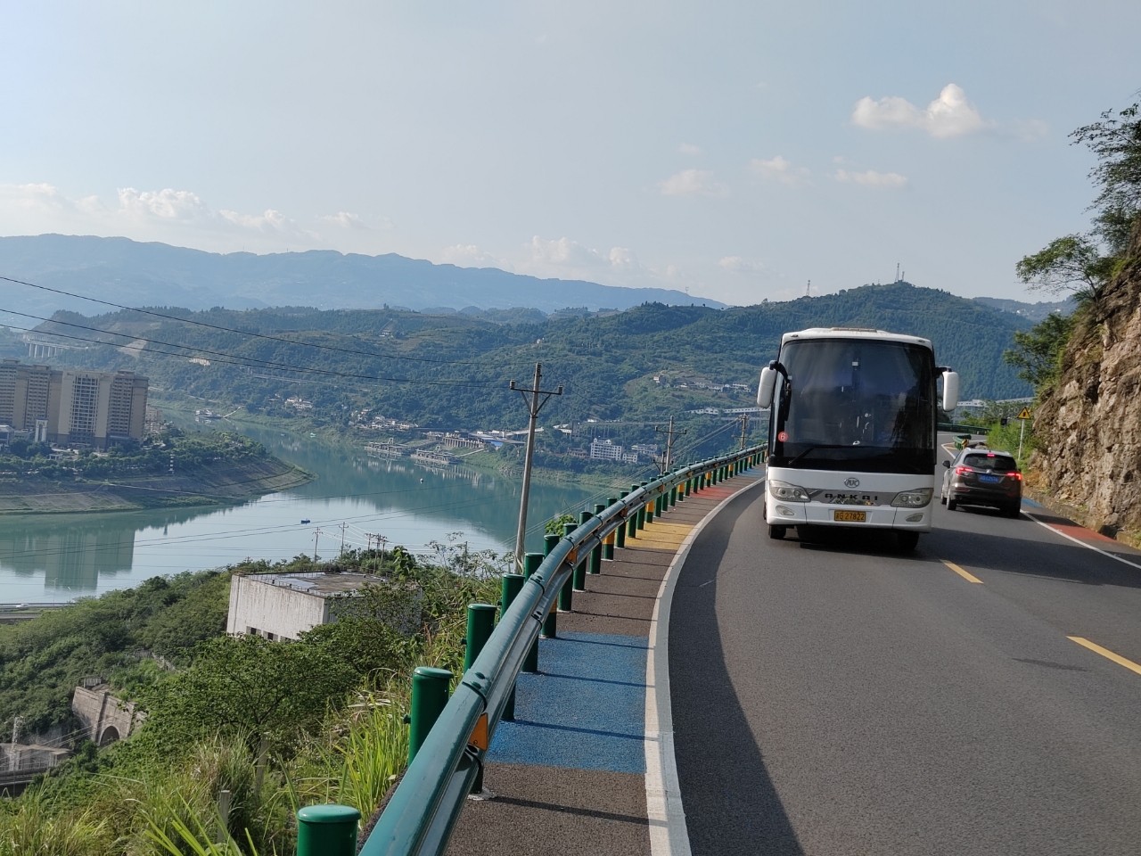 截至11月底 重庆今年累计完成农村公路安防工程7332.6公里1.jpg