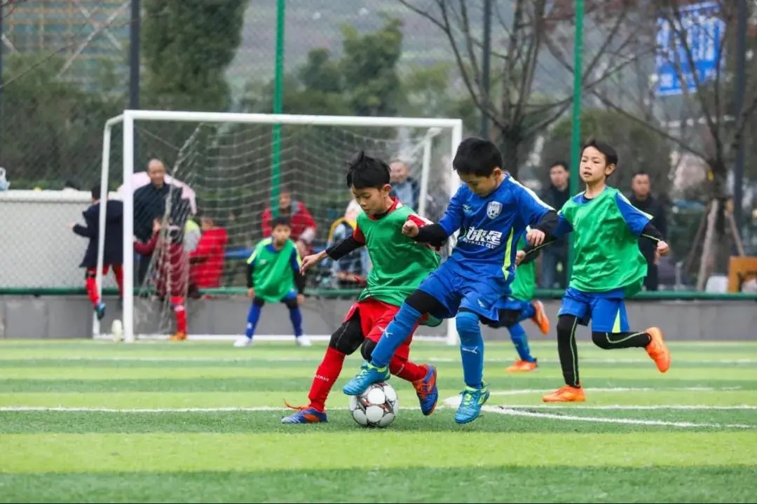 渝超联赛-重庆城市足球联赛赛程-直播比分入口献给最喜欢的球队！国米球迷挤满了重庆解放碑的大屏幕 庆祝球队夺冠