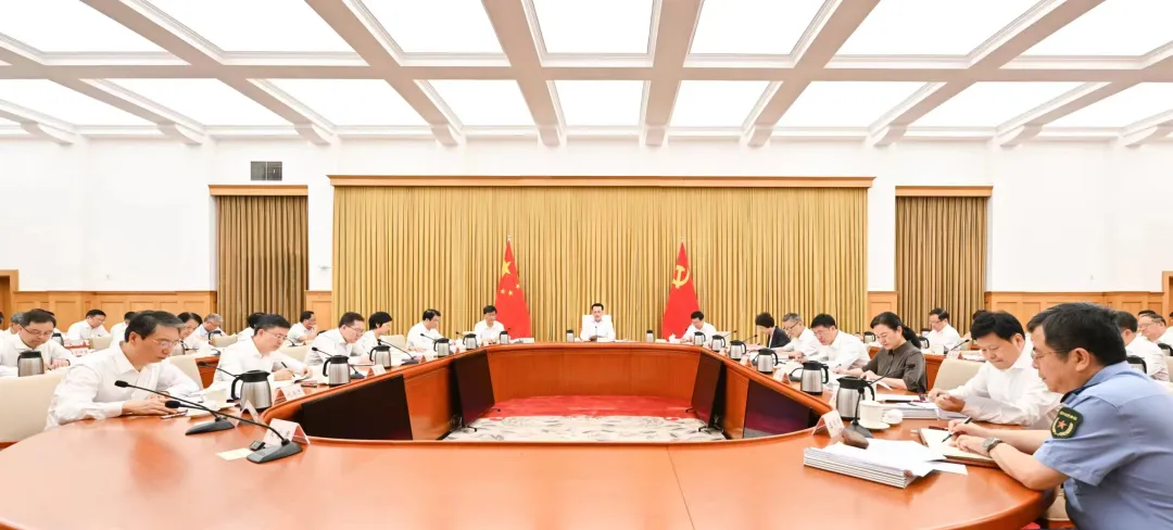 市委常委会举行扩大会议 传达学习贯彻习近平总书记在中共中央 政治局常务委员会会议上的重要讲话精神 市委书记袁家军主持并讲话.png