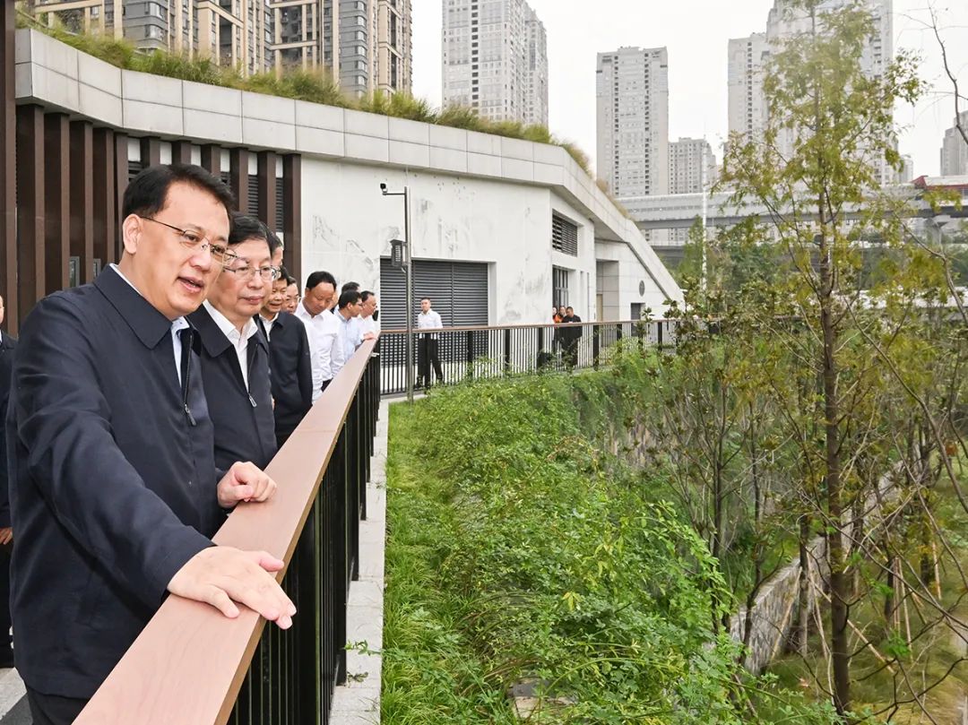 袁家军胡衡华在调研城市污水治理管网建设运维工作时强调 坚决打好长江经济带污染治理和生态保护攻坚战