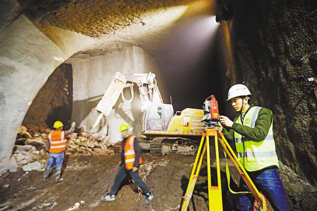 重庆轨道十八号线歇台子站 2020.2.25 重庆日报.jpg