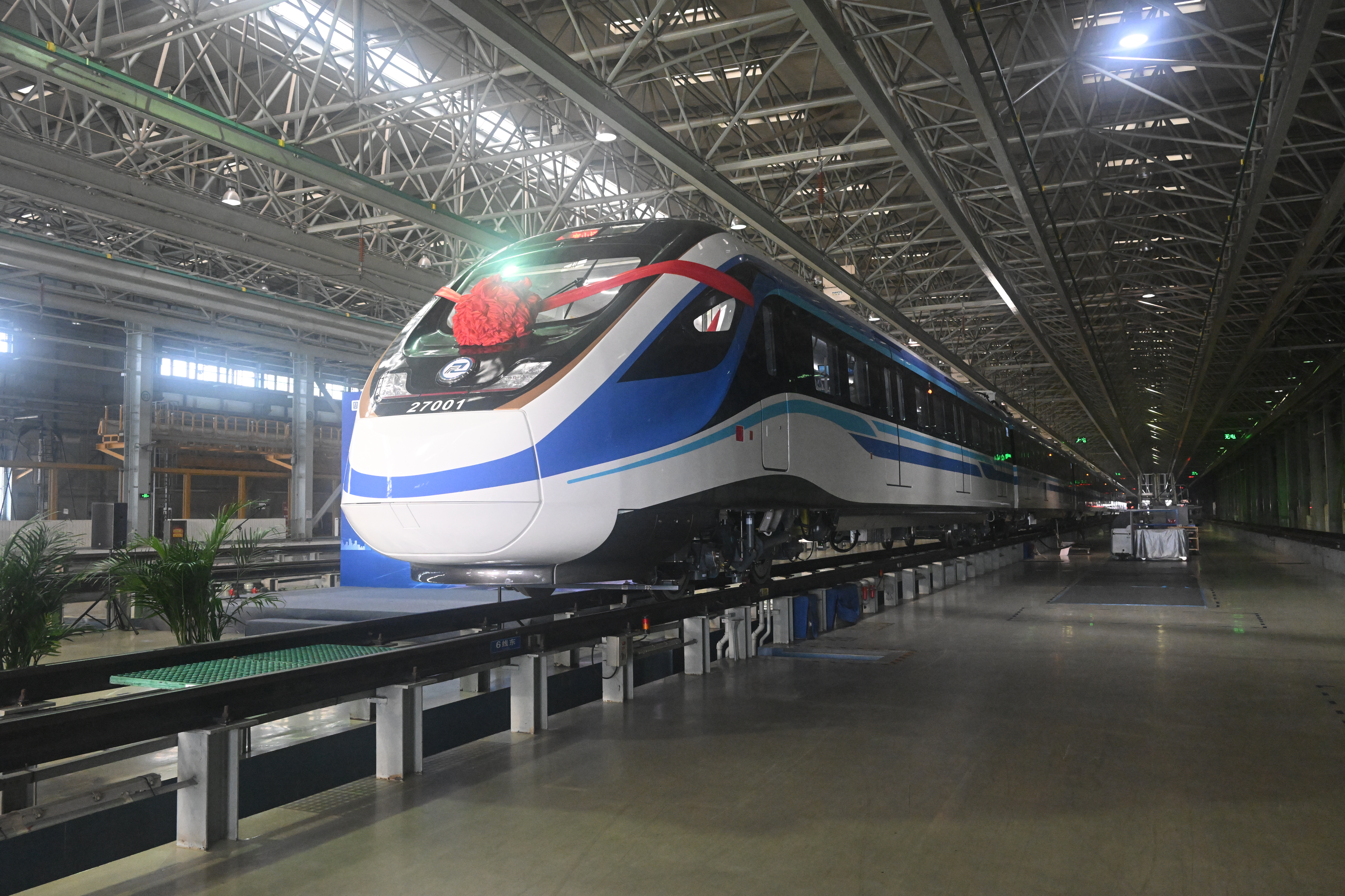 爬坡强、载客多、噪音低!重庆轨道交通27号线首列车下线1.jpg