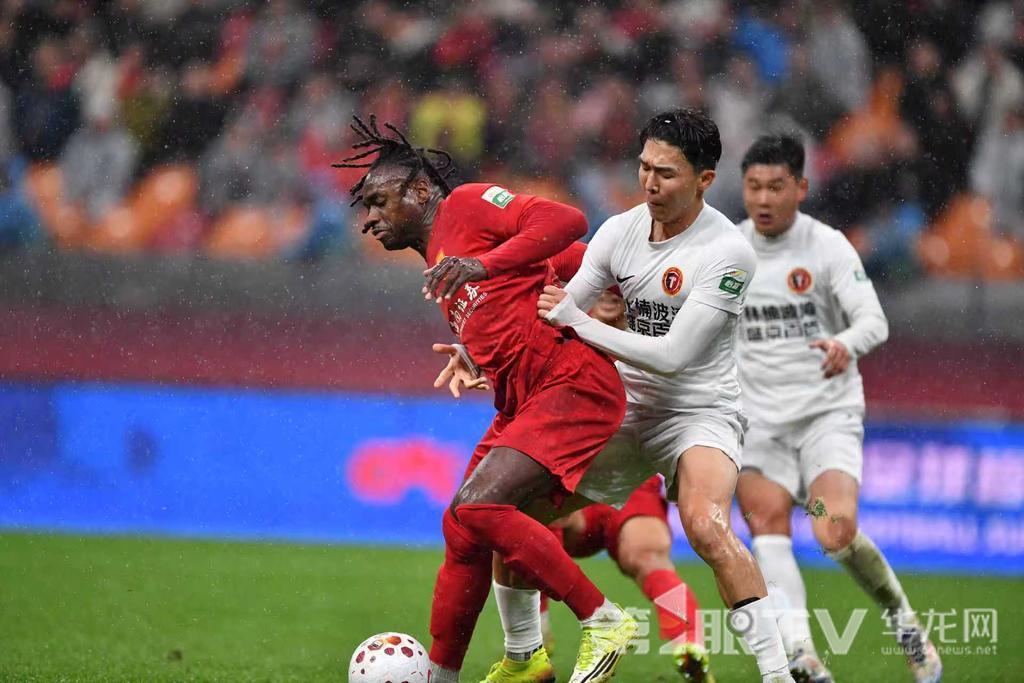 重庆铜梁龙首个中超主场雨中激战10力克辽宁铁人迎开门红1.jpg