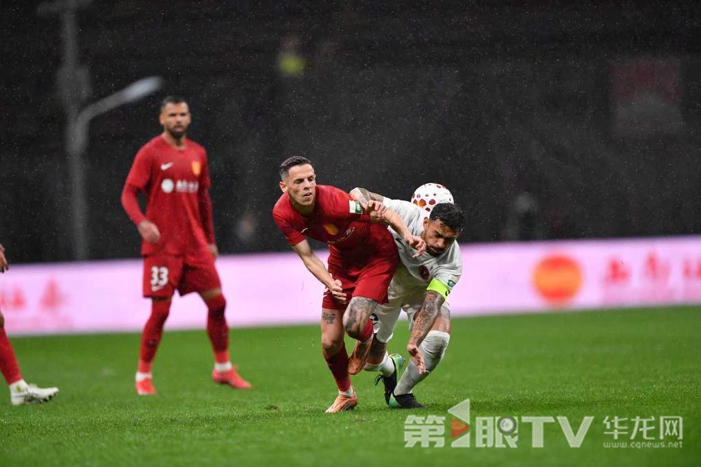 重庆铜梁龙首个中超主场雨中激战10力克辽宁铁人迎开门红4.jpg