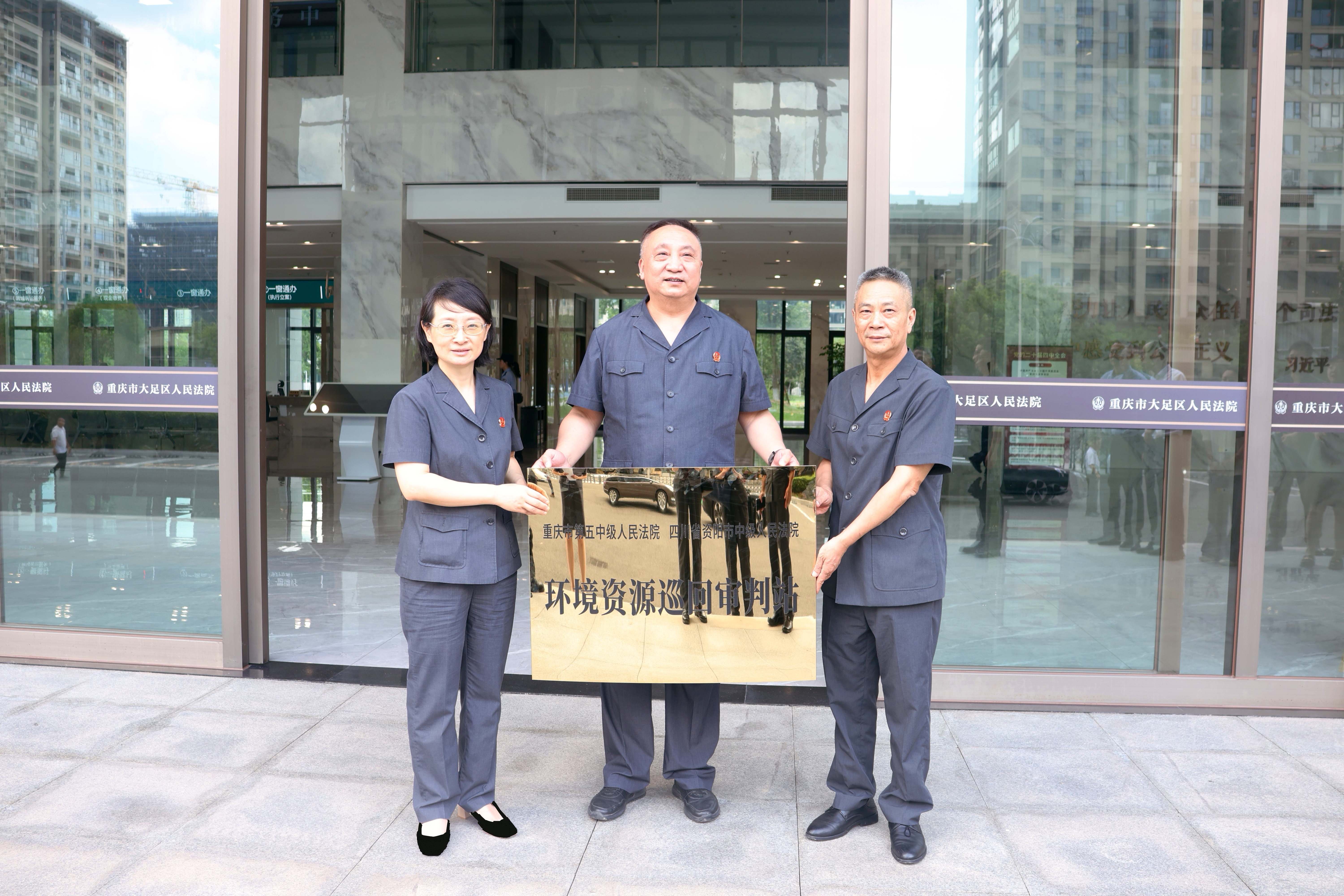 川渝两地法院携手共建“巴蜀雅楠法官林”2.jpg