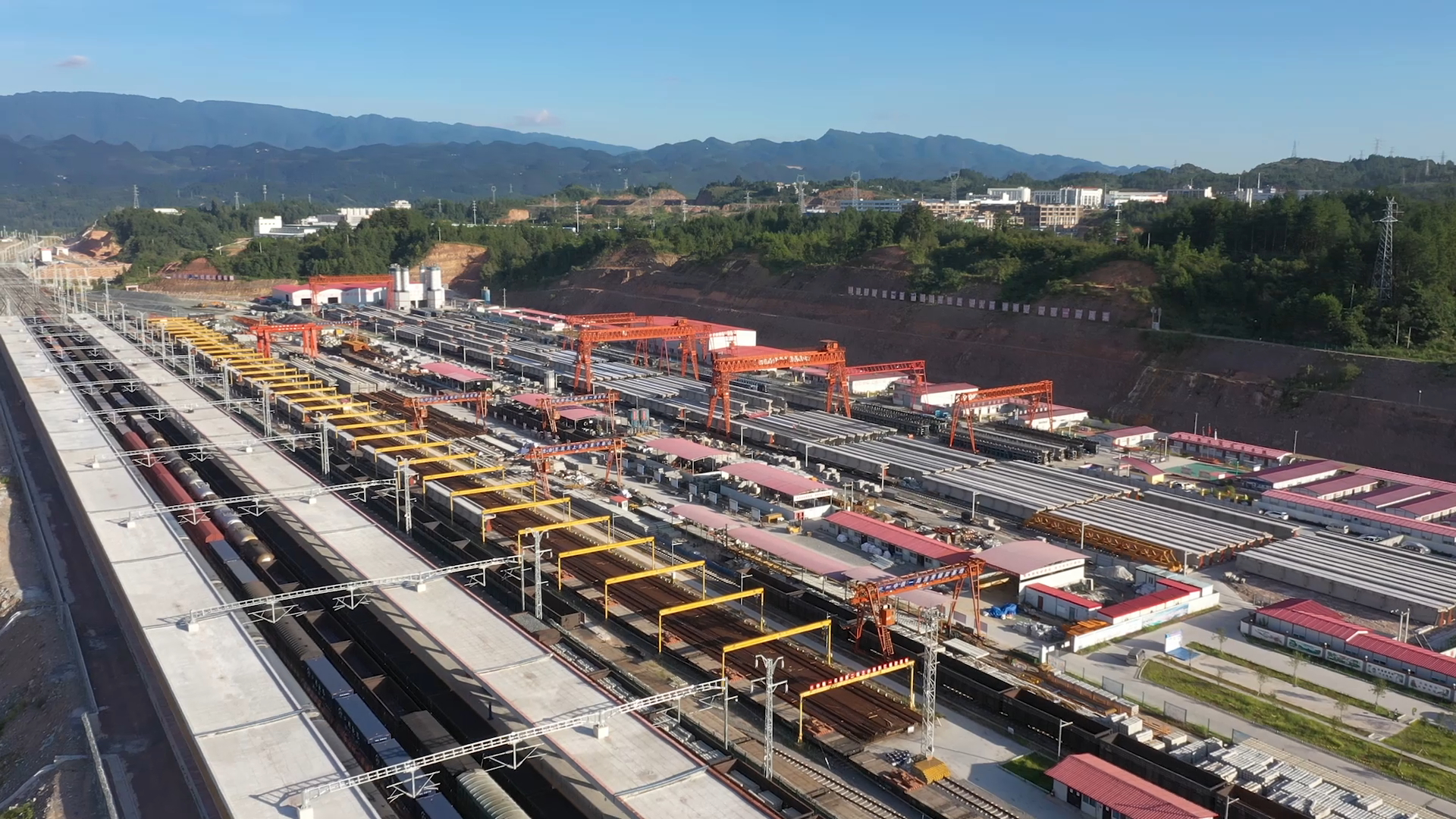 黔江火车站铁路货场.jpg