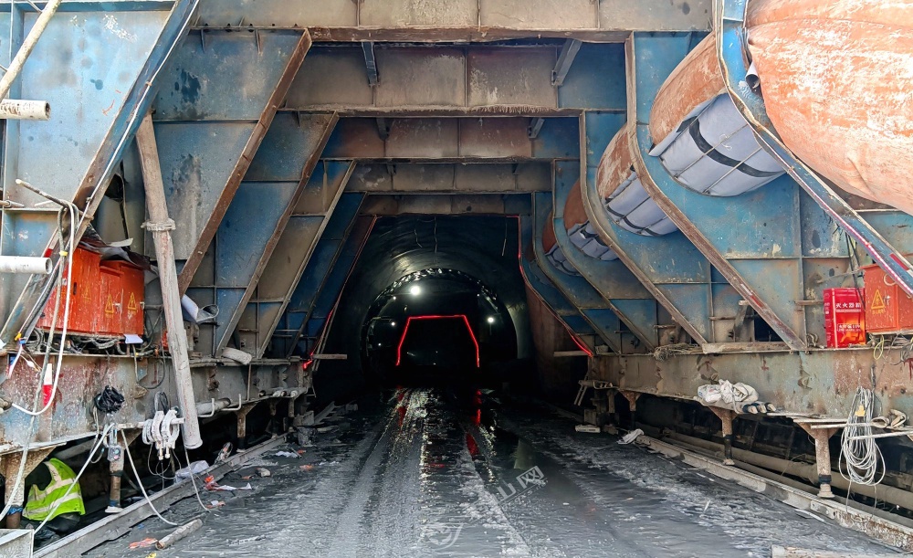 秀山县云主山隧道双向掘进加快施工 预计明年5月贯通1.jpg