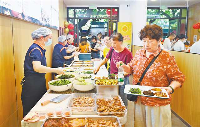 渝中区把“全龄友好型社会”融入城市建设版图1.jpg